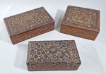 Conjunto com 3 antigas caixas de joias orientais em madeira entalhada a mão, decoradas flores e folhagens. Medidas: 15 x 15 x 6 cm, 17 x 09 x 06 cm e 20 x 12 x 06 cm