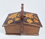 ART DECO- Antiga caixa costureira em madeira, anos 30 / 40, tampa com aplicações em marqueterie com rosas e tampas laterais. Preteleira interna removível. Alça central fixa. Med. 33 x 25 x 23 cm