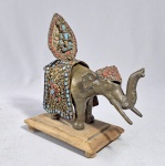 TIBET - Antiga escultura tibetana em metal dourado representando elefante montado por Deus Vishnu, adornado com aplicações de contas em Turquesa e Coral vermelho. Base em madeira. Algumas faltas. Med.16 x 16 cm