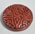 CHINA, DINASTIA QING (Séc.XVII ao XIX) - Rara e antiga caixa redonda em preciosa laca vermelha e negra, chamada "TIXI", decorada com diversas camadas alternadas em vermelho Cinnabar e preto. Esculpida a mão. Peça de coleção. Cotação internacional. Tampa com duas fissuras. Med.: 8 x 4cm .VER SIMILARES ----> https://www.christies.com/search?entry=tixi%20lacquer&page=6&sortby=relevance&tab=sold_lots ----- >https://www.bonhams.com/search/?chronology=past&query=tixi+lacquer&page=2 ---------> https://www.invaluable.com/auction-lot/tixi-lacquer-box-and-cover-19th-20th-century-283-c-e684e9882d?objectID=165529250&algIndex=archive_prod&queryID=2d93664c20d8c1f6fc299ffdae2edb4a