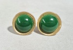 Anos 60 - Antigo par de brincos de pressão em metal dourado e cabuchon em pedra verde. Med. 2.5 cm de diâmetro.