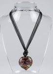 Gargantilha italiana com pingente artístico em vidro de Murano no formato de coração com repuxado interno no formato de flor e pós de ouro. Fita em veludo. Med. 44 cm com extensor.