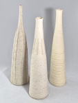 Assinatura  ilegível - Conjunto com 3 grandes vasos cônicos em cerâmica artistica. Assinados no fundo. Medida maior: 53 cm e menor: 48 cm