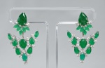 Par de brincos reversíveis em dois, folheados a ouro branco, cravejado com pedras verdes e brancas. Med. 4 cm.