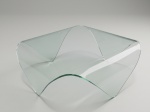 Mesa de centro em vidro esverdeado, moldado e dobrado. Lascados em 2 pés. Podem ser polidos ou cortados e restaurados. Med. 94 x 94 x 34 cm