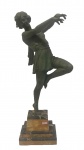 ART DECO - Maravilhosa escultura petit bronze e base em marmore, Assinada (ver fotos extras), medindo: 52 cm alt.