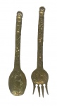 Par de utensílios em bronze em alto relevo, medindo: 43 cm comp.