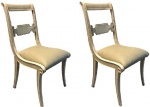 Par de belas cadeiras estilo inglesa, acabamento em volutas, em madeira nobre laqueado, possui desgaste, precisando de restauro na pintura e no estofado, a estrutura encontrasse perfeita, medindo: 90 cm alt.
