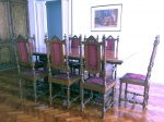 Mesa de Jantar inglesa em madeira nobre, base em colunas entalhada a mão, acompanha 8 cadeiras, medindo: 2,05 m x 1,12 m x 81 cm alt.