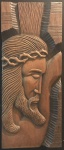 Talha de madeira em alto relevo representando Jesus Cristo, medindo: 88 cm x 37 cm assinado no verso