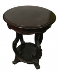 JACARANDÁ MACIÇO- delicada mesa de apoio , com maravilhoso trabalho na madeira, medindo 54 cm diam x  64 cm alt.