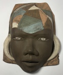 Manoel Messias (1950). Máscara. Barro cozido e policromado. 2002. 36 x 26 x 8 cm de profundidade.