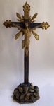 Crucifixo de madeira entalhada. 37 x 16 x 73 cm de altura. Minas, séc. XVII/XVIII