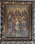 Escola Cusquenha. Coroação de Nossa Senhora. Óleo sobre tela. 55,5 x 41,5 cm. Medida total com a moldura: 78 x 64 cm. Apresenta perda de matéria.