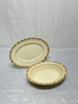 Jogo de 2 travessas ovais em porcelana inglesa floral, modelo Glamis. Medindo 25cm x 18,5cm x 5,5cm de altura, 27,5cm x 21,5cm.
