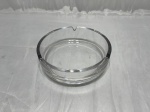 Cinzeiro redondo em grosso cristal Strauss. Medindo 15,5cm x 4,5cm de altura.