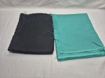 Lote de 2 tecidos para artesanato. Medindo aproximadamente o verde 230cm x 148cm. Com marcas de guardado.
