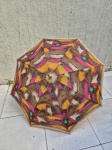 Guarda chuva vintage colorido com pega em resina. Medindo 85cm de comprimento total x 105cm de diâmetro.