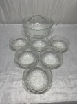 Bowl com 6 cumbucas em vidro ricamente moldado. Medindo o bowl 23cm x 8,5cm, cumbuca 12cm x 4,5cm de altura.