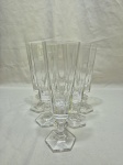 Jogo de 6 taças flutes em vidro moldado com pé facetado. Medindo 6cm x 18,5cm de altura.
