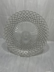 Prato de bolo em vidro incolor moldado. Medindo 35,5cm de diâmetro.