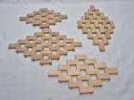 Lote de 4 descansos de panela em madeira. Medindo o maior 30cm x 18cm.