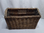 Cesta, revisteiro em ratam trançado. Medindo 42cm x 28cm x 29cm de altura.