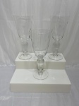 Lote de 3 taças de água em demicristal lapidado. Medindo 8cm x 20cm de altura.