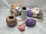 Lote de diversas linhas coloridas para tricô e crochê.