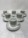 Jogo de 6 xícaras de café em porcelana Real com guirlanda preta. Medindo 5cm x 5,5cm de altura.