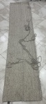 Passadeira em tear manual de lã natural texturizada na cor off-white com acabamento lateral desfiado e etiqueta da marca by Kamy. Medindo 300cm x 70cm.