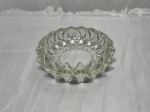 Cinzeiro redondo em grosso demicristal moldado. Medindo 16cm x 4,5cm de altura.