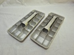 Par de formas de gelo com extratores em alumínio Rochedo. Medindo 29cm x 12cm x 3cm de altura.