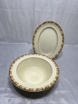 Jogo de 2 travessas em porcelana inglesa floral, modelo Glamis. Medindo 24cm x 6,5cm de altura, 25,5cm x 20cm.