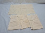 Conjunto de 4 jogos americanos em linho com bordados. Medindo 42cm x 25cm. Com marcas de guardado.