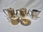 Jogo de servir chá, café com 5 peças em prata 90. Medindo o bule maior 12cm de altura. Com desgaste, falta recipiente da manteigueira.