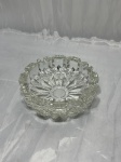Cinzeiro redondo em grosso demicristal moldado. Medindo 16cm x 5cm de altura.