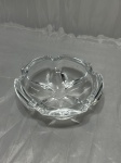 Cinzeiro redondo em grosso demicristal moldado. Medindo 16,5cm x 4,5cm de altura.