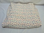 Tecido estampado com um padrão de listras horizontais e flores em azul e vermelho sobre um fundo branco. Medindo  620cm x 180cm.