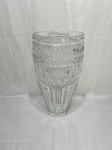 Vaso floreira em vidro ricamente moldado. Medindo 15cm x 30cm de altura.
