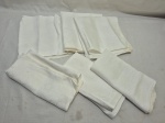 Lote de 6 caminhos de mesa em tecido branco. Medindo 50cm x 50cm. Com marcas de guardado.