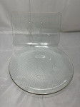 Lote de prato de bolo e petisqueira retangular em vidro pintado. Medindo o prato de bolo 32cm de diâmetro.