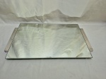Bandeja retangular com fundo espelhado e alças em prata 90 Shefield. Medindo 45cm x 30cm x 50cm alça a alça.