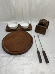 Lote de 2 bowls para pasta em porcelana com suporte em madeira, tábua de queijo, descansos de copo e garfos de fondue em madeira. Medindo a tabua 26cm de diâmetro.