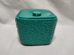 Potiche quadrado com tampa em porcelana com relevos. Medidas: 14cm x 14cm x 11,5cm de altura.