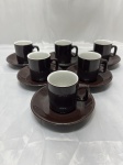 Jogo de 6 xícaras de café em porcelana marrom. Medindo 5,5cm x 6cm de altura.