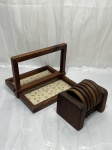 Lote de porta guardanapo e 6 descansos de copo com suporte em madeira. Medindo o porta guardanapo 21cm x 21cm x 15cm de altura.