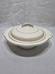 Wood's Ivory Ware. Sopeira com 2 alças e tampa em porcelana inglesa com frisos coloridos. Medindo 23,5cm x 7cm de altura.