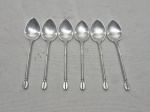 Conjunto de 6 colheres para café, padrão liso com filetes decorativos no cabo e terminação oval, em espessura de banho de prata francesa Boulanger, conforme punção visível no verso do bojo. Medindo 10,5cm de comprimento.