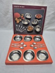 Jogo de 6 taças de sobremesa com colher em aço inox. Medindo 9cm x 3cm de altura.